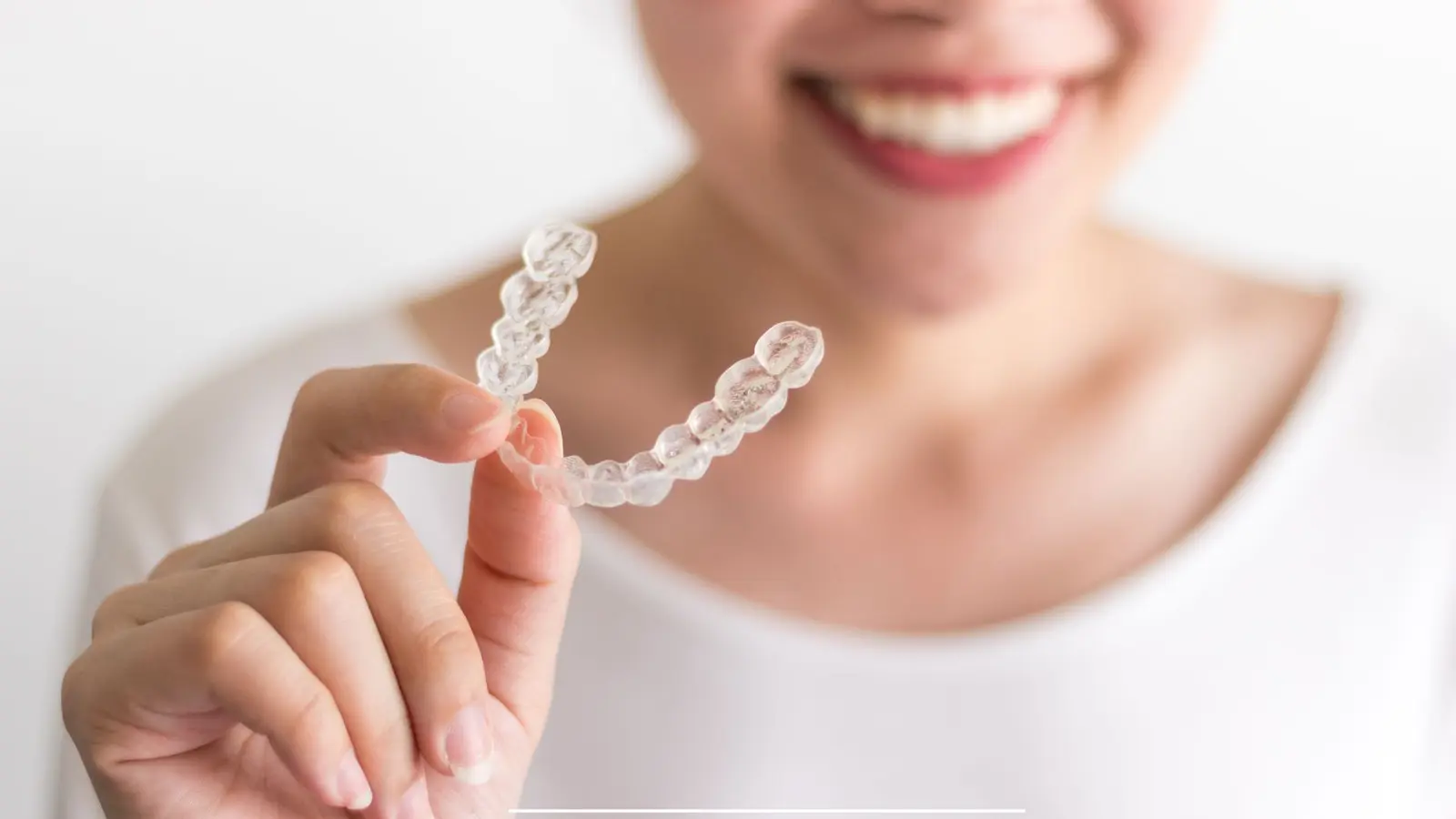 Primo piano di un diastema tra i denti anteriori